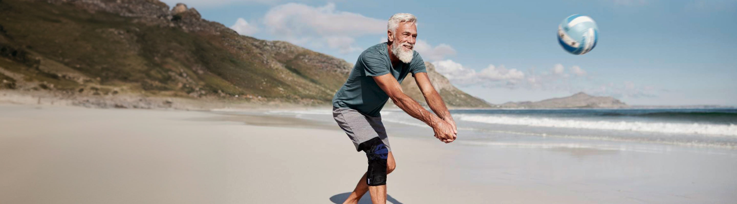 man playing beach volleyball in a Bauerfeind arthritis brace