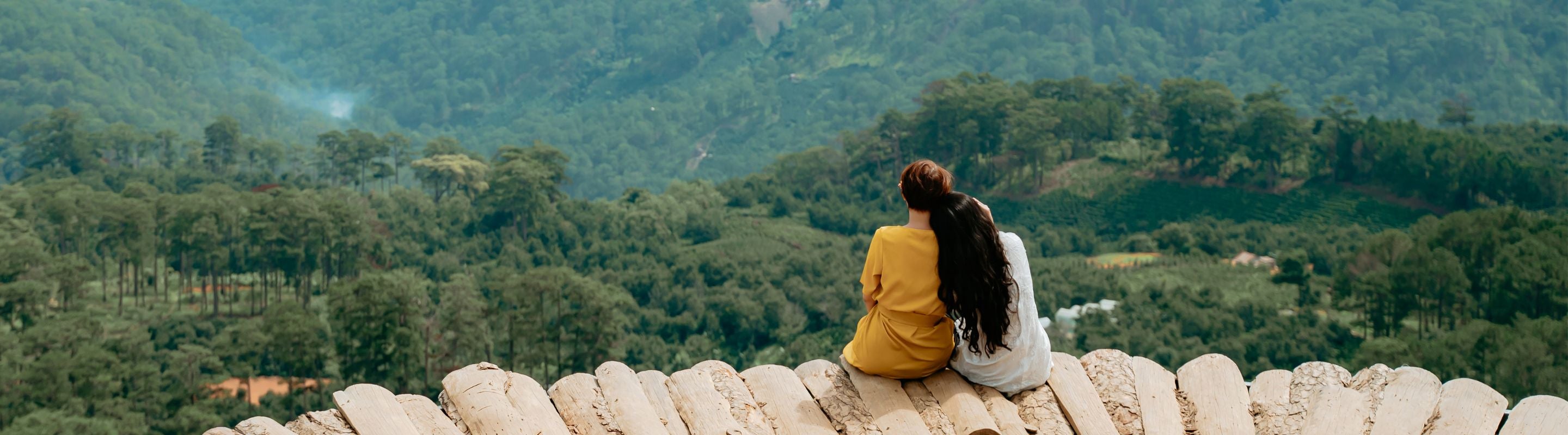 People taking a break to avoid knee pain from walking too much while sightseeing