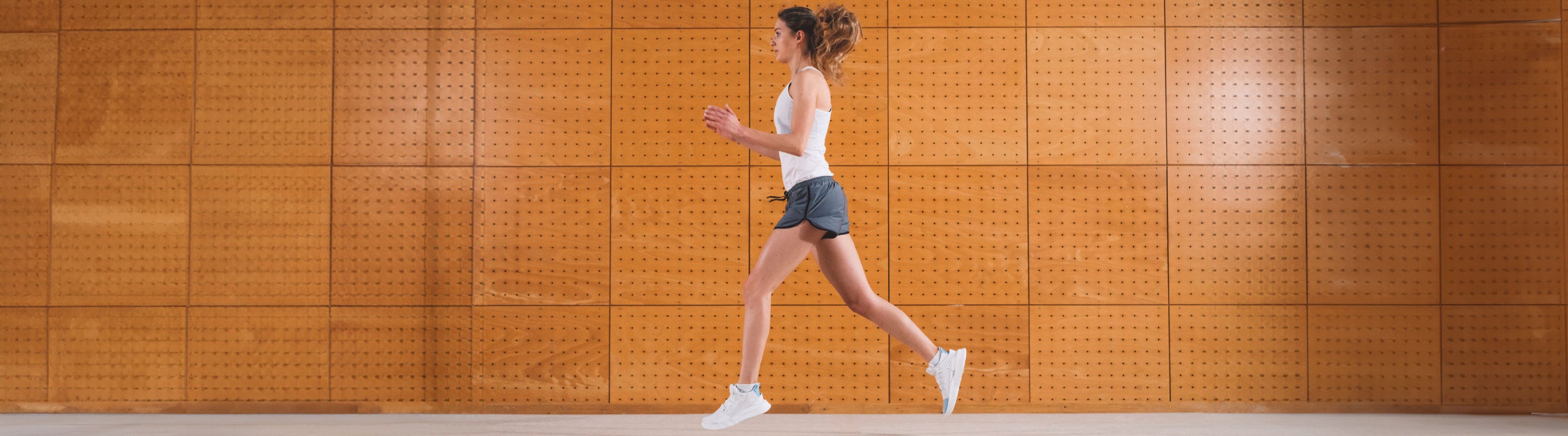 woman doing jumping lunges